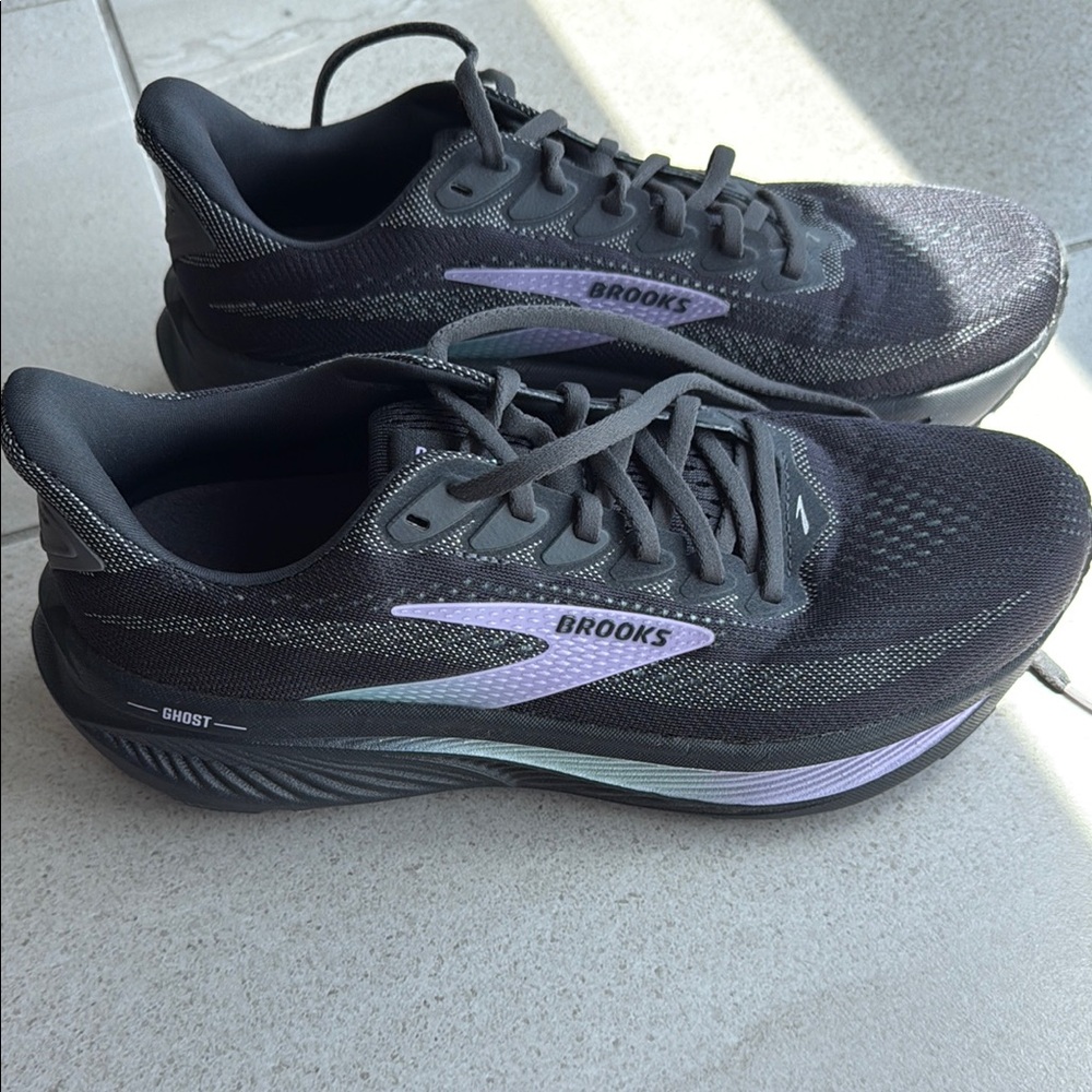 Brooks 8.5 EUC Women's Black and Purple Running Shoes